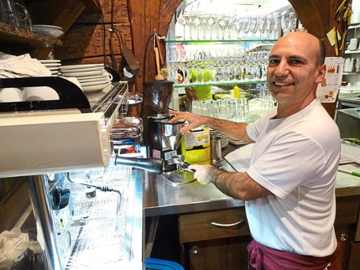 Viel kann er noch nicht helfen, aber der Chef ist wieder da. Beniamino Mascia steht wieder in seinem Restaurant. Den Messerangriff will er am liebsten vergessen.  Foto: Schönfelder