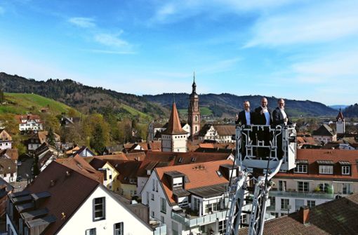 Über den Dächern von Gengenbach: Als Dankeschön für die Unterstützung durch die Sparkasse durfte der Vorstand mit der Drehleiter hoch hinaus Foto: Störr