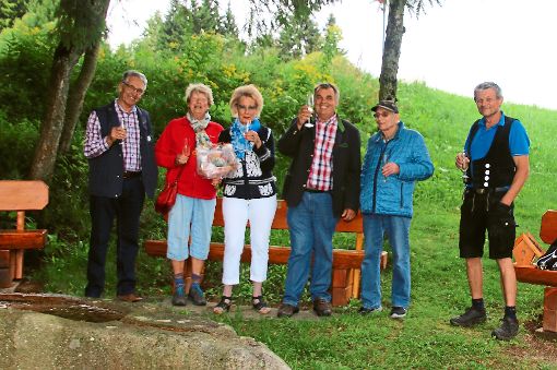 Der Vorsitzende des Schwarzwaldvereins Schonach, Herbert Fehrenbach (Dritter von rechts), dankt  Ursula Wenzelburger mit einem Blumenstrauß für die Sitzbankspende. Foto: Verein Foto: Schwarzwälder-Bote