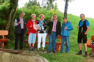 Der Vorsitzende des Schwarzwaldvereins Schonach, Herbert Fehrenbach (Dritter von rechts), dankt  Ursula Wenzelburger mit einem Blumenstrauß für die Sitzbankspende. Foto: Verein Foto: Schwarzwälder-Bote