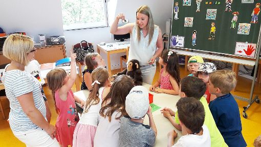Tatjana Volkov reißt an den Lernstationen in der Lutherschule die Vorschüler mit. Foto: Schurr Foto: Schwarzwälder-Bote