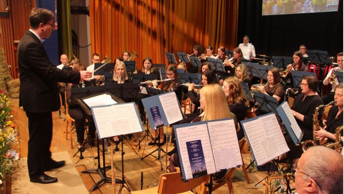 Der Musikverein  „Harmonie“ reiste mit seinem Publikum durch die Welt