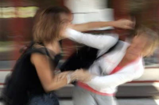 Zwei junge Frauen schlugen in Offenburg aufeinander ein. Symbolbild. Foto: dpa