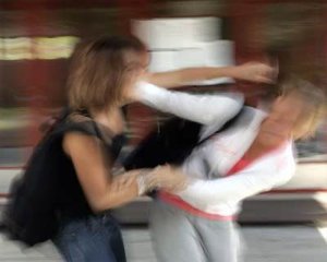 Zwei junge Frauen schlugen in Offenburg aufeinander ein. Symbolbild. Foto: dpa