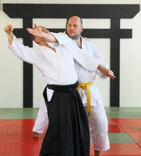 Timo Löffler (rechts) zeigt  eine  Form des Ushiro-Katatedori Sankyo Kokyunage mit Stefano Savoia aus Italien.  Foto: Schlegel Foto: Schwarzwälder-Bote