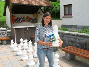 Christine Schafbuch stellt das neue Kinderferienprogramm vor. Auch erste Schritte auf dem Schachfeld lernen die Teilnehmer.  Foto: Appel Foto: Schwarzwälder Bote
