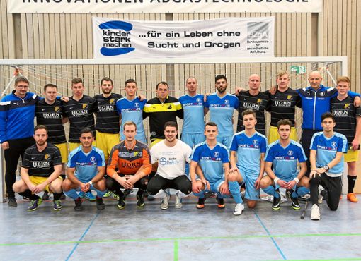Der VfL Nagold (blaue Trikots) wurde seiner Favoritenrolle in Altensteig gerecht und gewann das Finale gegen den SV Breitenberg/Martinsmoos. Foto: Priestersbach