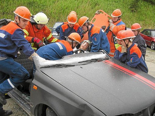 Mit dem Spine-Board wurde eine eingeklemmte Person aus dem Auto gerettet. Foto: Schmidt Foto: Schwarzwälder-Bote