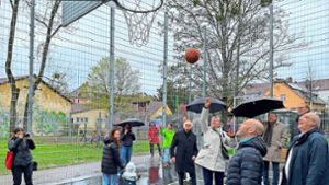 Der neue Streetballplatz wird von den Beteiligten gleich auf Herz und Nieren geprüft. Foto: Alexander Blessing