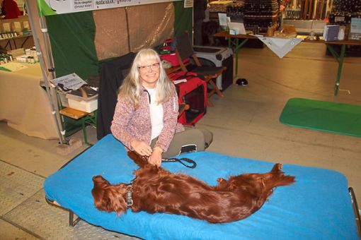 Einmal hinlegen  heißt es bei Kerstin Pahlke  auf der  Hundemesse.  Foto: Schimkat Foto: Schwarzwälder Bote
