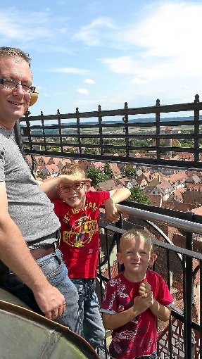 Thomas, Samuel (sieben Jahre) und Aaron (drei Jahre) Schuler auf dem Rathausturm von Rothenburg. Foto: Schuler Foto: Schwarzwälder-Bote