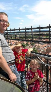 Thomas, Samuel (sieben Jahre) und Aaron (drei Jahre) Schuler auf dem Rathausturm von Rothenburg. Foto: Schuler Foto: Schwarzwälder-Bote