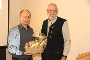 Hegeringleiter Ludwig Schrägle ehrt Gerhard Lang (links) für 40-jährige Mitgliedschaft.  Fotos: Steinmetz Foto: Schwarzwälder Bote