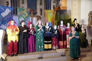 Das Gastspiel  in Rottenburg absolviert die Mysterienspielgruppe in der St.-Moriz-Kirche.  Foto: Walter Möck Foto: Schwarzwälder Bote