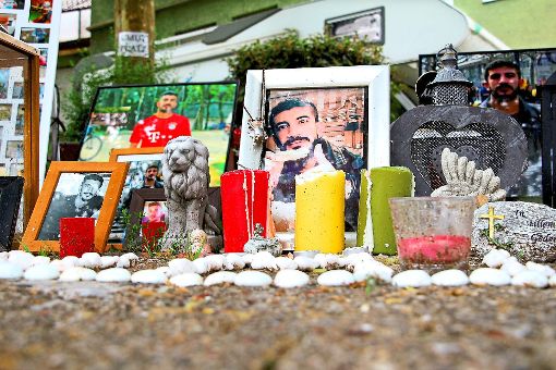 Am Tatort erinnern Kerzen und Bilder an den verstorbenen Umut K., der hier am 1. Dezember seiner Schussverletzung erlag. Foto: Huger