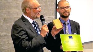 Wolfgang Schmalz (links) nahm den GBE Factory- Award von Ronny Seifert,  Leiter der italienischen Handelskammer in Deutschland, entgegen.   Foto: J. Schmalz GmbH Foto: Schwarzwälder-Bote