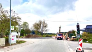In der Ortsdurchfahrt Schönbronn soll links der neue Blitzer aufgestellt werden. Im Hintergrund laufen die Arbeiten für den künftigen Verkehrsteiler. Foto: Wegner