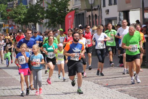 Teilnehmerrekord beim Stadtlauf: Rund 2800 Läufer rennen bei der zwölften Ausgabe der Veranstaltung durch die Villinger Innenstadt. Fotos: Heinig Foto: Heinig
