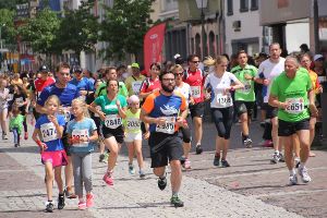 Teilnehmerrekord beim Stadtlauf: Rund 2800 Läufer rennen bei der zwölften Ausgabe der Veranstaltung durch die Villinger Innenstadt. Fotos: Heinig Foto: Heinig