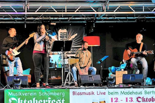 Bei der vorletzten Ausgabe von Schömberg rockt die Baustelle begeisterte die Bad Wildbader Band Lucky Punch ihr Publikum. Fotos: Ketterle Foto: Schwarzwälder Bote