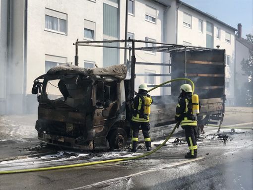 Der Lastwagen in der Rottweiler Altstadt brannte komplett aus. Foto: Siegener