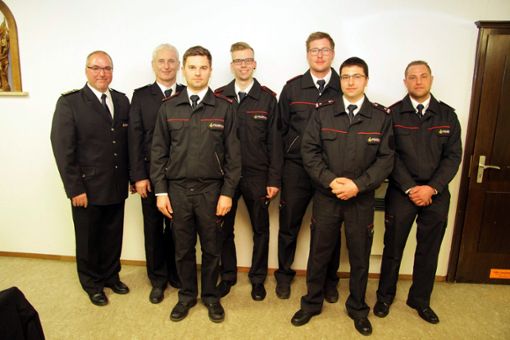 Michael Adam und Felix Sade ehrten und beförderten einige Feuerwehrkollegen. Foto: Schwarzwälder Bote