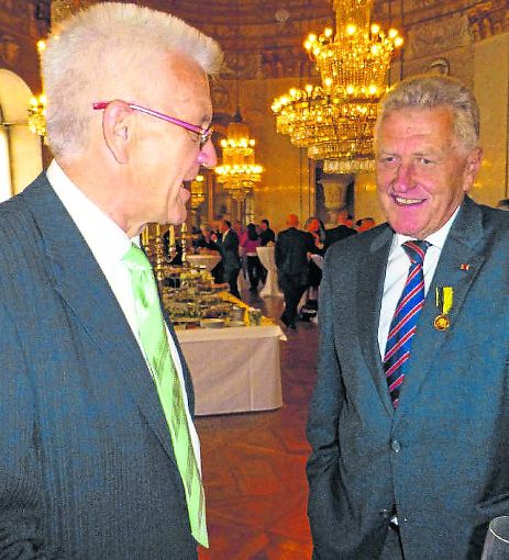 Bei einem Empfang im vergangenem Jahr: Ernst Pfister (rechts) trifft auf Ministerpräsident Winfried Kretschmann, mit dem er gelegentlich verwechselt wird. Foto: Renz Foto: Schwarzwälder-Bote