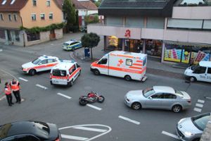 Der Fahrer eines BMW (unten links) übersieht beim Abbiegen in die Bahnhofstraße am Sonntagabend einen entgegenkommenden Motorradfahrer. Im Einsatz waren ein Notarzt und zwei Rettungsteams. Die Beifahrerin auf dem Motorrad wurde schwer verletzt.  Foto: Wahl
