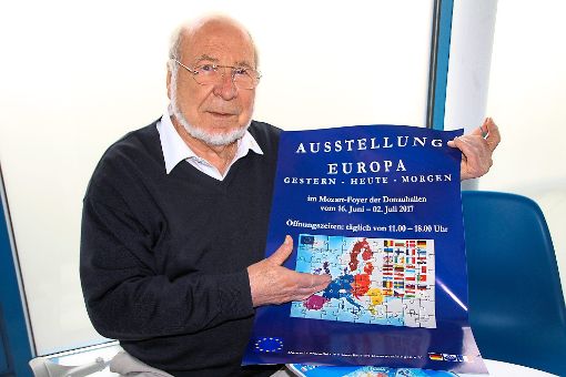 DFG-Präsident Franz E. Mayer mit dem Plakat zur Ausstellung, das die EU als Puzzle zeigt. Dieses wird an Schüler, die die Ausstellung besuchen werden, ausgeteilt.   Foto: Vollmer