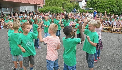 Die Dettinger Grundschule feierte das zu Ende gehende Schuljahr. Die Klasse 1 führte den Eller-Sapp-Tanz vor. Foto: Henger Foto: Schwarzwälder-Bote
