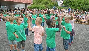 Die Dettinger Grundschule feierte das zu Ende gehende Schuljahr. Die Klasse 1 führte den Eller-Sapp-Tanz vor. Foto: Henger Foto: Schwarzwälder-Bote