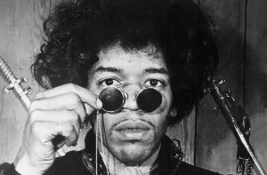 Sein musikalisches Vermächtnis ist bis heute lebendig - sein Leben dagegen war kurz: Jimi Hendrix, genialer Gitarrist, hat sich den Blick all zu oft durch Drogen vernebelt. Letzlich sollte ihm die Sucht nach dem Rausch zum Verhängnis werden. Ein Blick zurück. Foto: dpa