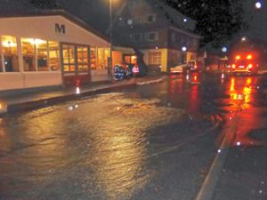 Überflutete Straßen gab es in der Nacht zu Heiligabend in Bad Rippoldsau. Die Feuerwehr verzeichnete fünf Einsätze.  Foto: Schmid