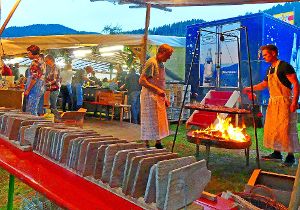 Spezialität des zweitägigen Bachfests mit Volksmusik ist der würzige Schwenkbraten. Er wurde schon fast von Anfang an der 45-jährigen Tradition den Gästen im Mitteltal serviert.  Foto: Haas