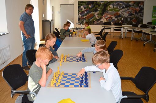 Spielend Schach lernen können die   Kinder zusammen mit Daniel Müller.   Foto: Bantle Foto: Schwarzwälder Bote