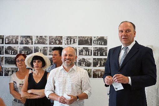 Matthias Bumiller (Mitte) wurde in der Ausstellung von Bürgermeister Harry Frick (rechts) begrüßt. Foto: Schwarzwälder-Bote