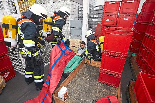 Neben der Brandbekämpfung war auch die Rettung eines eingeklemmten Verletzten eine Herausforderung bei der Arburg-Feuerwehrübung.  Fotos: Arburg Foto: Schwarzwälder-Bote