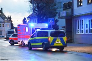In dem Haus in der Ebinger Straße hat sich das Familiendrama abgespielt. Davor stehen Notarzt- und Rettungswagen sowie ein Polizeifahrzeug.  Foto: Nölke