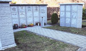 Noch stehen die neuen Urnenwände auf dem Gremmelsbacher Friedhof ziemlich schmucklos neben der vorhandenen Urnenwand – das soll sich schnellstmöglich ändern. Foto:  Kommert Foto: Schwarzwälder Bote