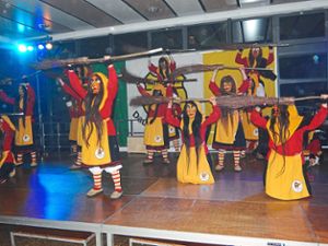 Hoch her geht es beim Hexenball in Dautmergen: Verschiedene Hexengruppen zeigen ihre Tänze. Fotos: Jetter Foto: Schwarzwälder Bote