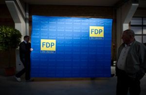 Der anhaltende Führungsstreit bei der FDP lässt die Freidemokraten in einer neuen Umfrage auf zwei Prozent abstürzen, die Union dagegen steigt um einen Punkt auf ein neues Rekordhoch von 42 Prozent. Foto: dpa-Zentralbild