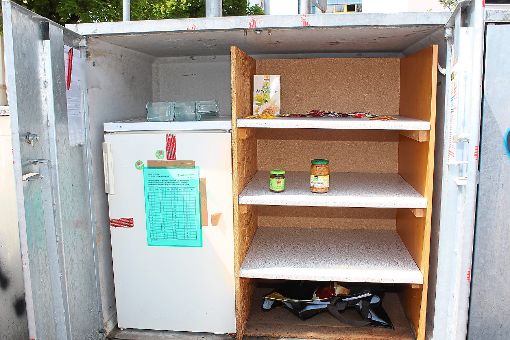Grünes Licht für den grünen Fair-Teiler-Kasten: Nachdem mit der Behörde alles geklärt ist, dürfen hier wieder Lebensmittel weitergegeben statt weggeworfen werden. Foto: Pohl