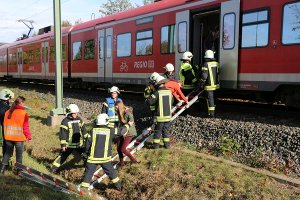 Am Mittwochvormittag ist am Bahnübergang Brandweg/Wittlensweiler Straße in Freudenstadt eine Fußgängerin von einer Regionalbahn erfasst und tödlich verletzt worden. Der Zug musste wegen der langen Unfallaufnahme evakuiert werden. Foto: Feuerwehr