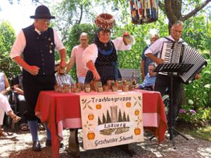 Das Kuhglocken-Duo Geschwister Schwenk bewies Musik- und Taktgefühl.   Foto: Seniorenstift Foto: Schwarzwälder Bote