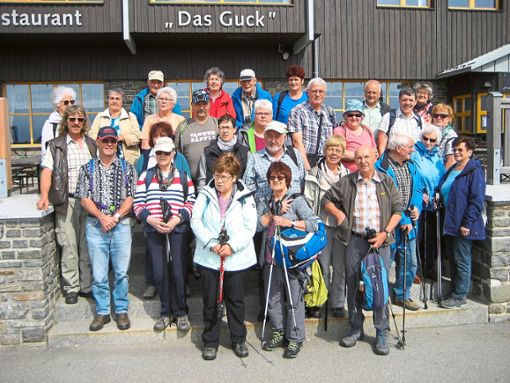 Vor dem Fichtelberghaus stellt sich die Gruppe zu einem Erinnerungsfoto auf. Foto: Verein Foto: Schwarzwälder Bote