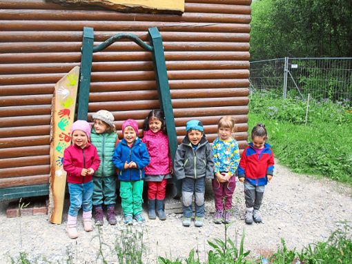 Die Kinder der Isinger Natur-Kita Sonnenwinkel halten sich gern im Wald bei ihrer Schützhütte auf.  Archivfoto: Greule Foto: Schwarzwälder Bote