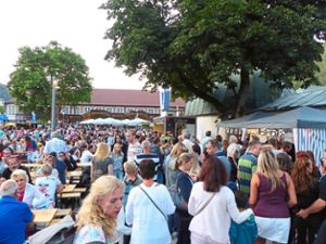 Beim Lichterfest in Bad Liebenzell gab es an den Essensständen lange Wartezeiten. Foto: Stöß Foto: Schwarzwälder Bote