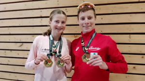 Erfolgreicher geht es nicht: Julia und Lukas Ehrle präsentieren ihre Medaillen. Foto: LG farbtex Nordschwarzwald