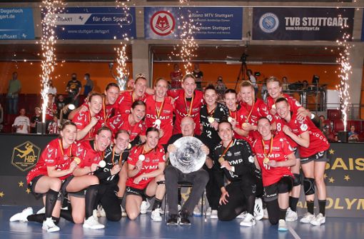 Die Handballerinnen der SG BBM Bietigheim feiern mit ihrem großen Gönner Eberhard Bezner (mit der Schale) die dritte deutsche Meisterschaft nach 2017 und 2019. Foto: Baumann/Alexander Keppler