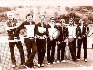Vor 40 Jahren wurde der Junginger Tennisclub gegründet. Die erste aktive Herrenmannschaft mit Gründungsmitgliedern Robert Speidel (dritter von links), Kurt Rädle (vierter von links) und Helmut Winter (sechster von links). Foto: Privat Foto: Schwarzwälder-Bote